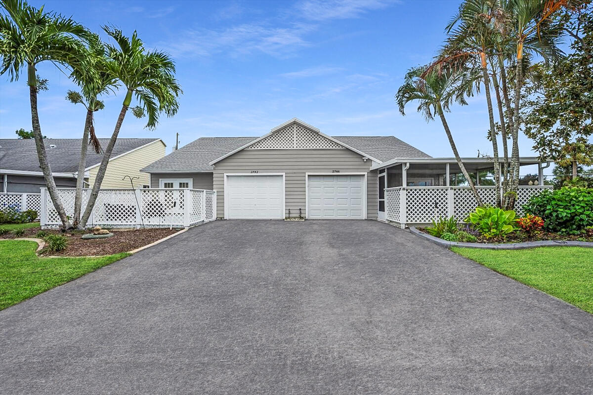 2744 SE Tropical East Circle
