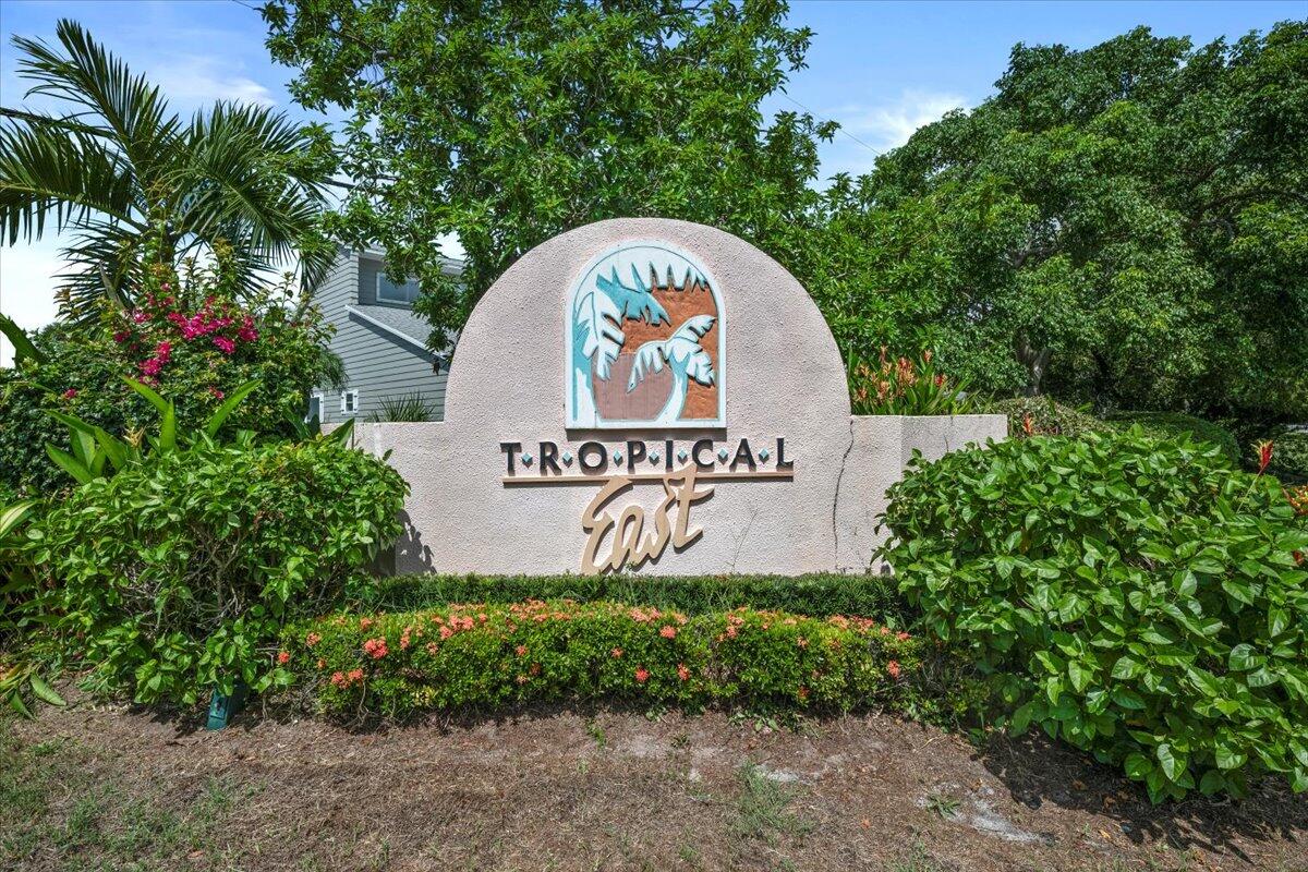 2744 SE Tropical East Circle