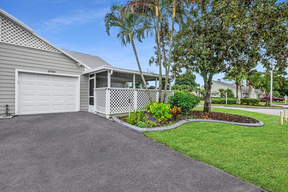 2744 SE Tropical East Circle