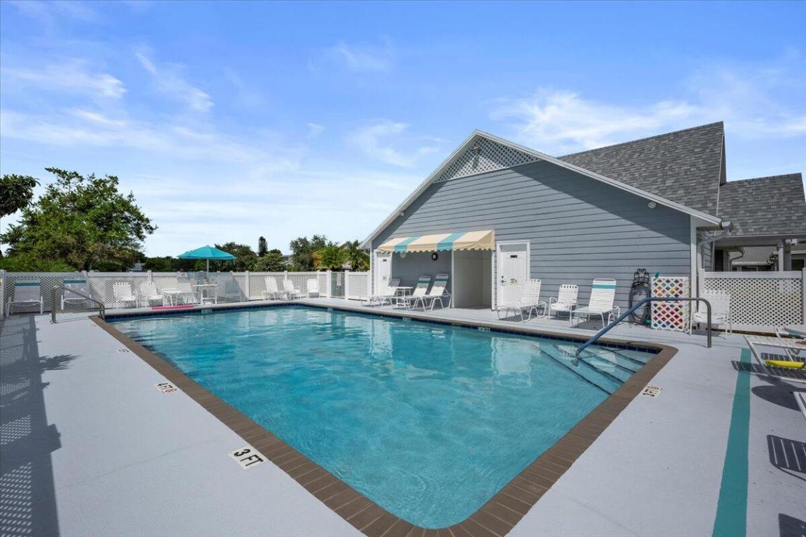 2744 SE Tropical East Circle