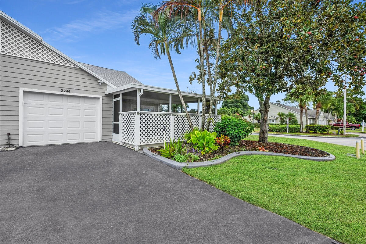 2744 SE Tropical East Circle