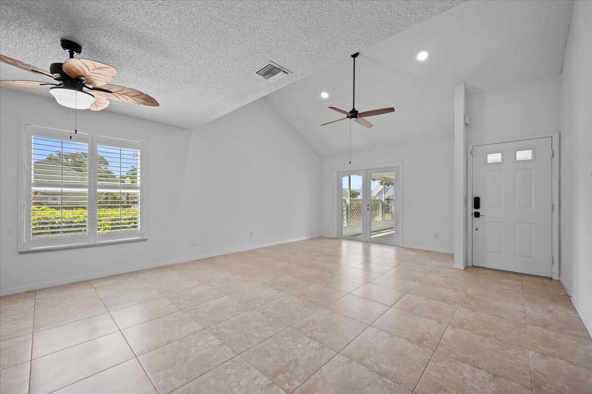 2744 SE Tropical East Circle