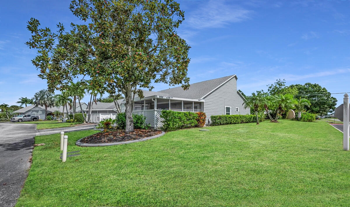 2744 SE Tropical East Circle