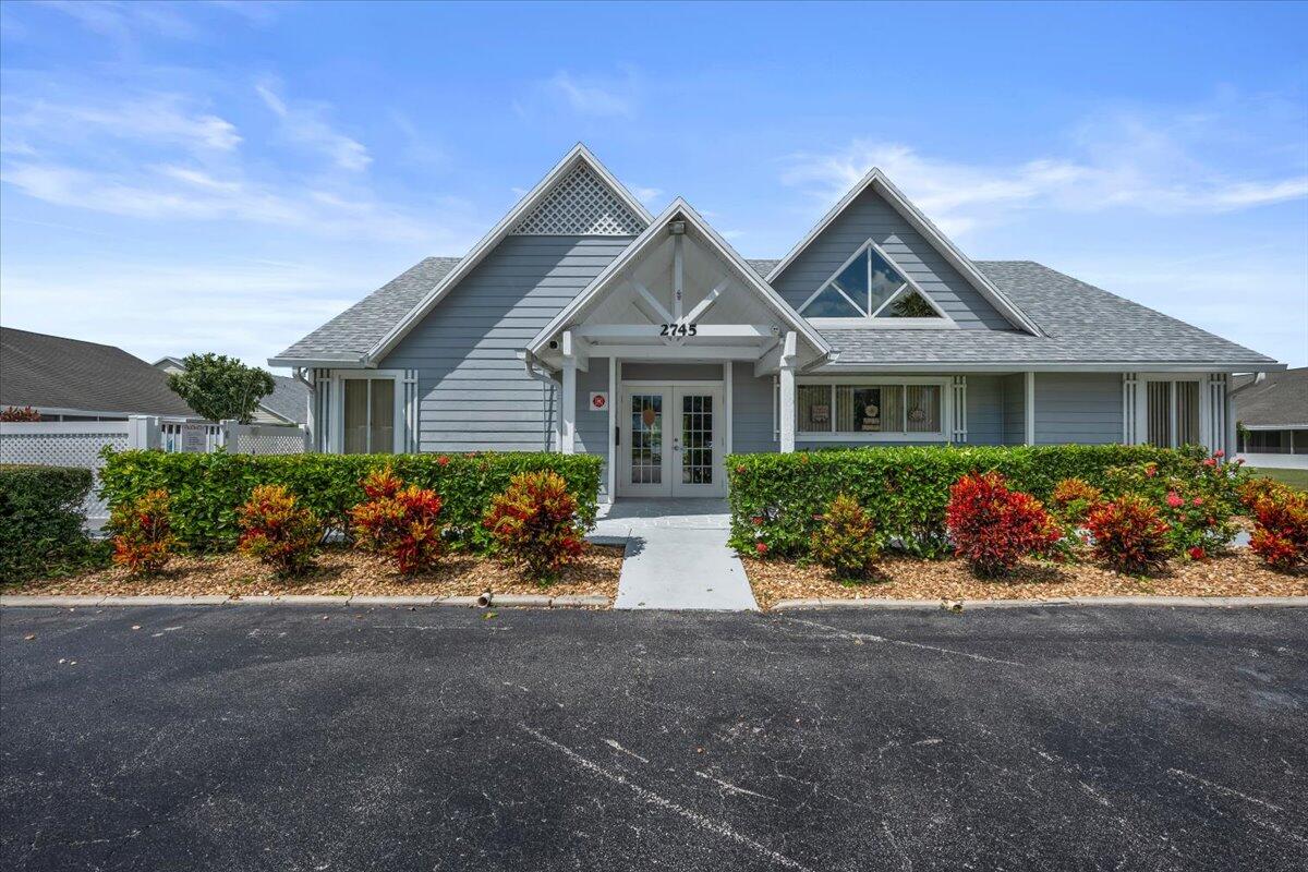 2744 SE Tropical East Circle