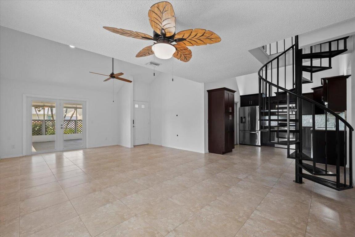 2744 SE Tropical East Circle