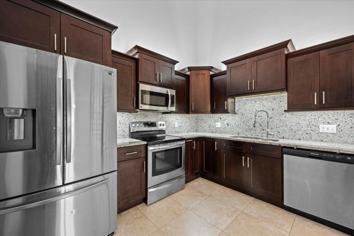 2744 SE Tropical East Circle