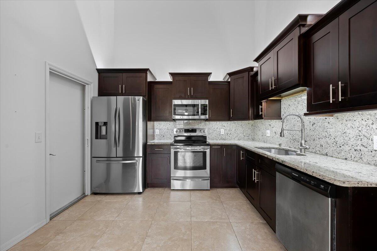 2744 SE Tropical East Circle