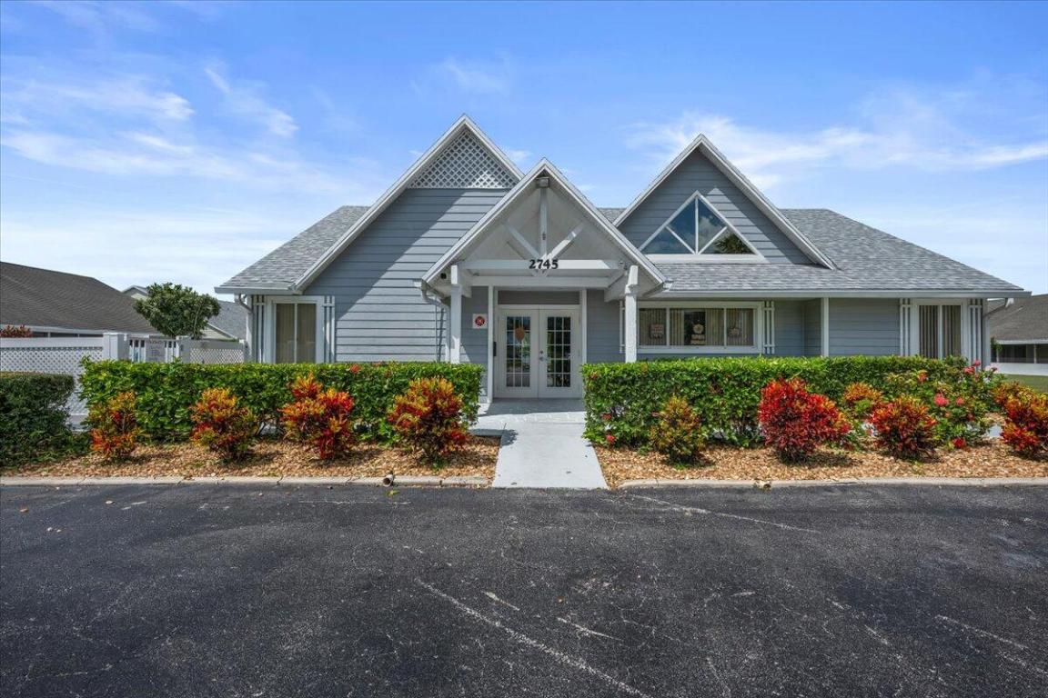2744 SE Tropical East Circle
