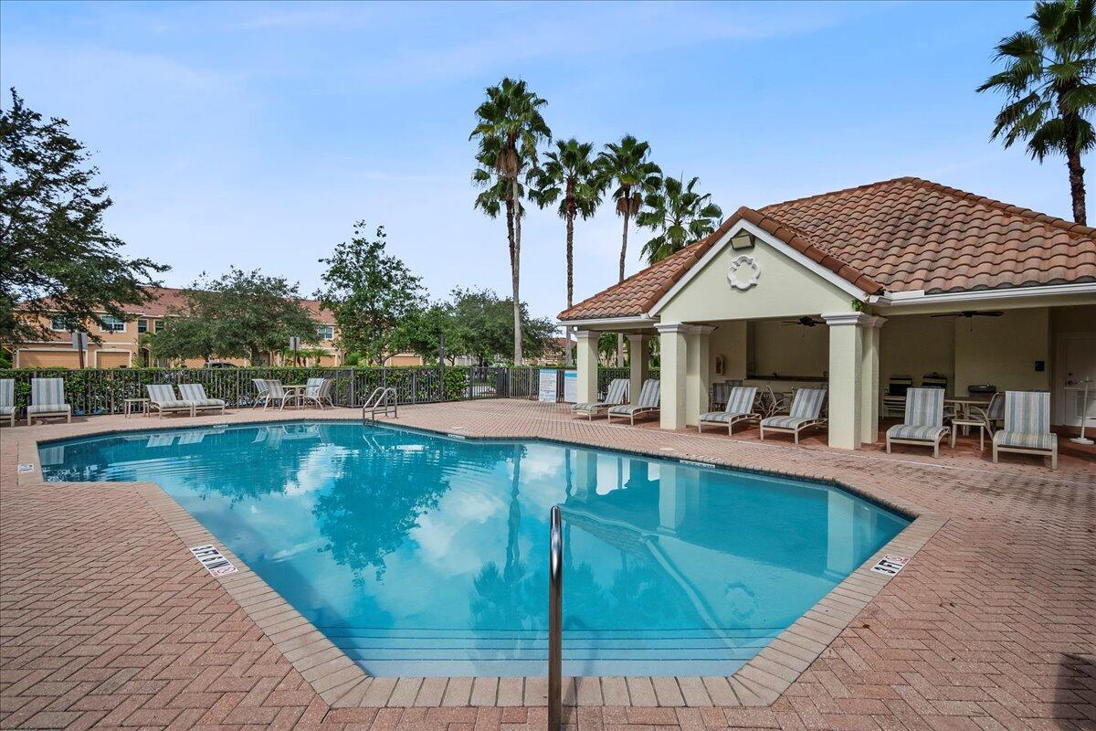 535 SW Glen Crest Way