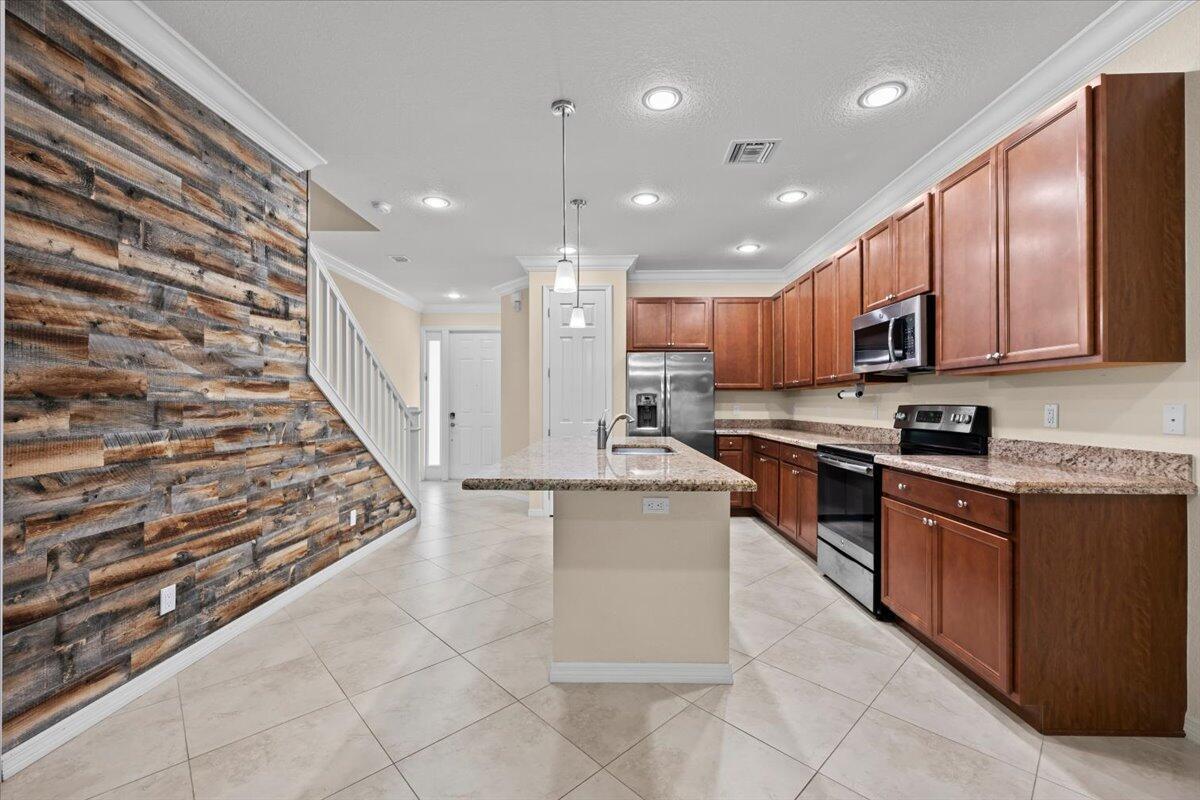 535 SW Glen Crest Way