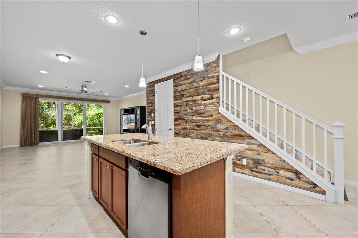 535 SW Glen Crest Way
