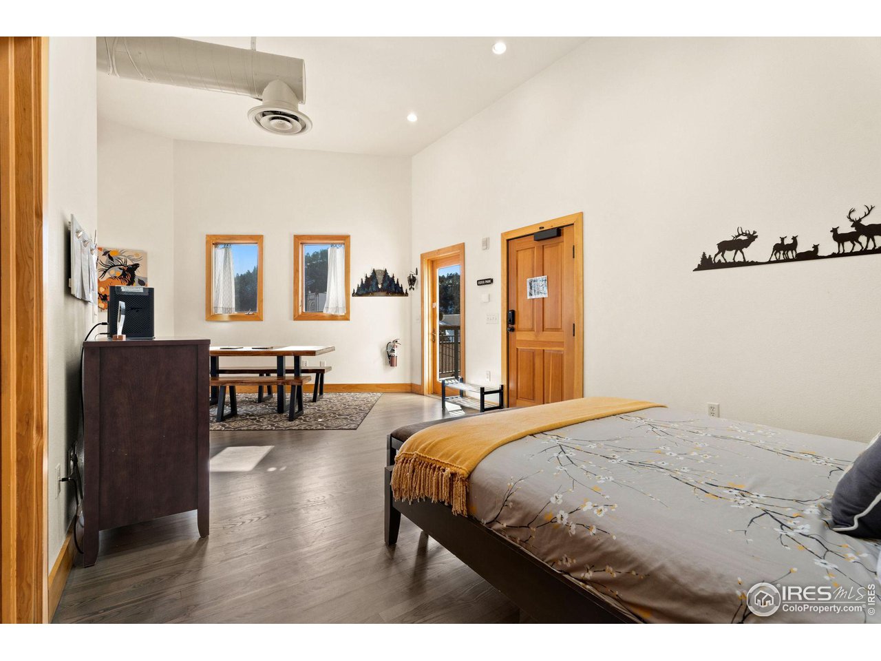 170 W Elkhorn Ave 201