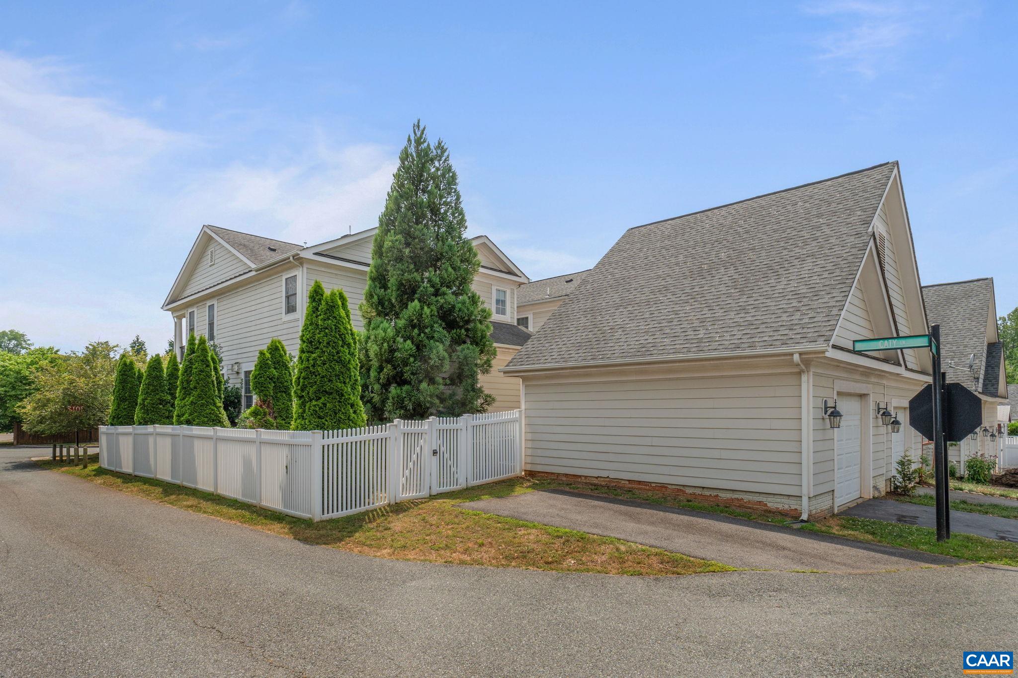 1025 FARROW DR