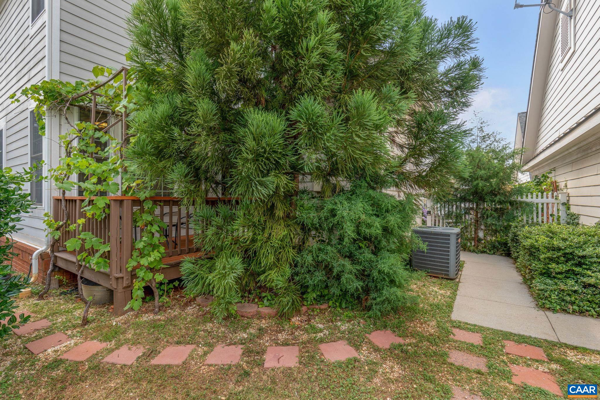 1025 FARROW DR