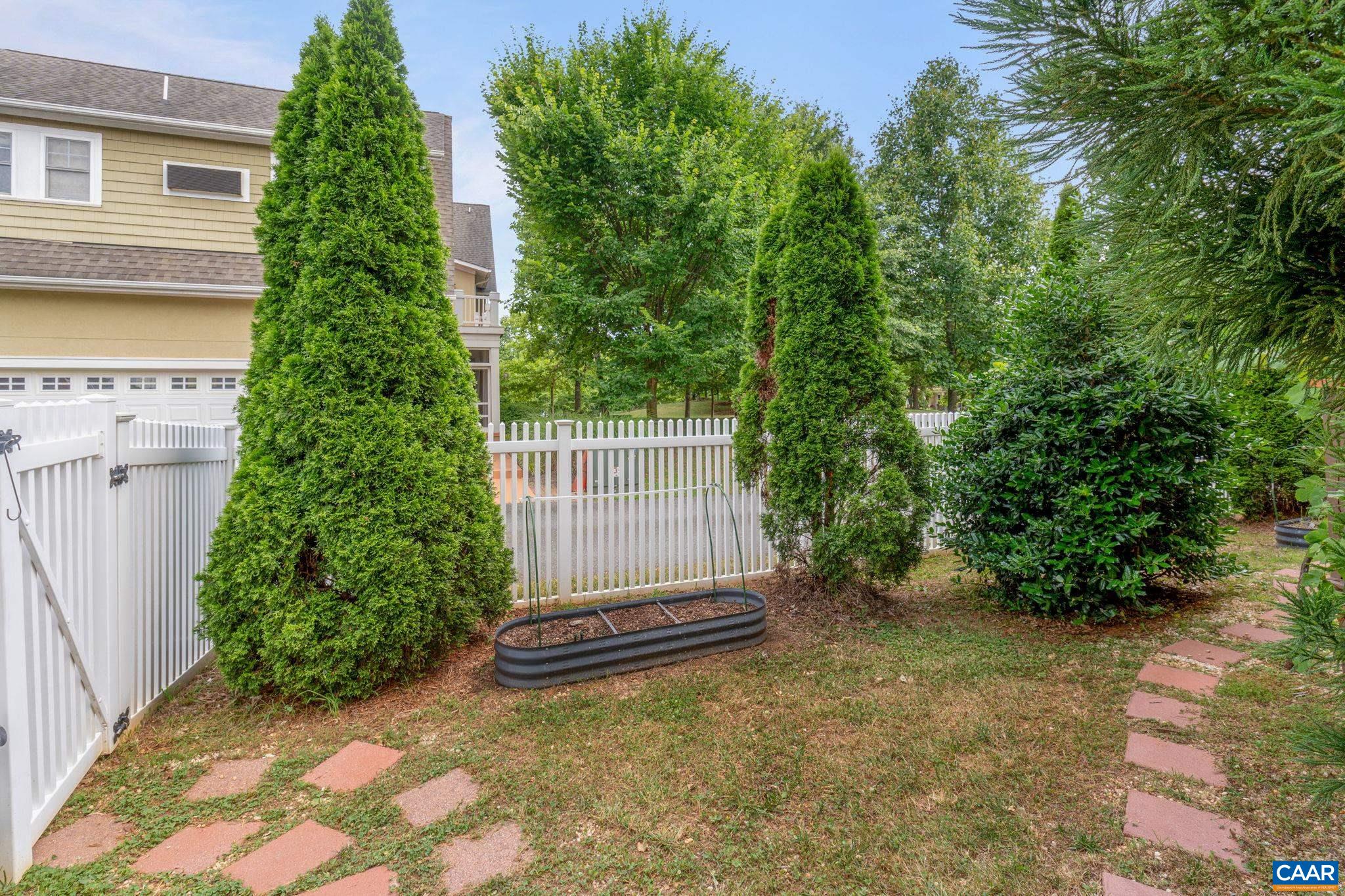 1025 FARROW DR