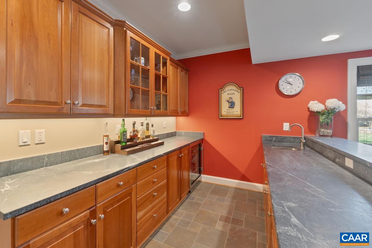 3176 DARBY RD