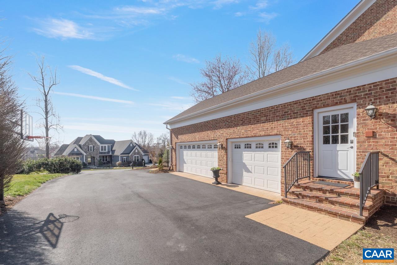3176 DARBY RD