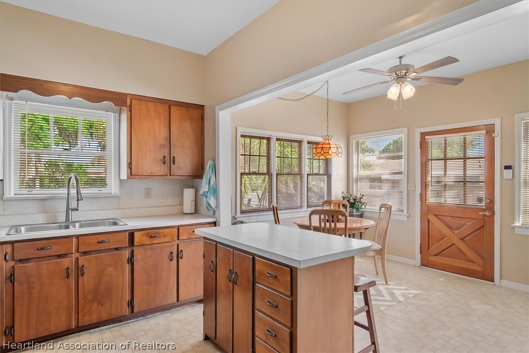 350 N Commerce Avenue