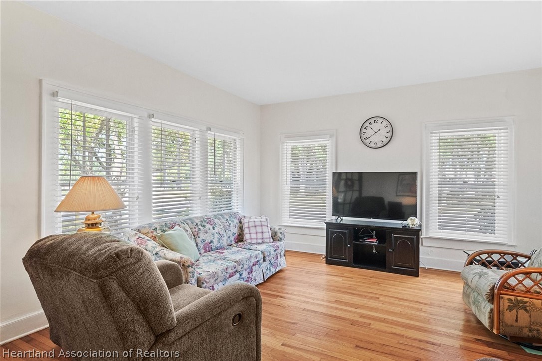 350 N Commerce Avenue