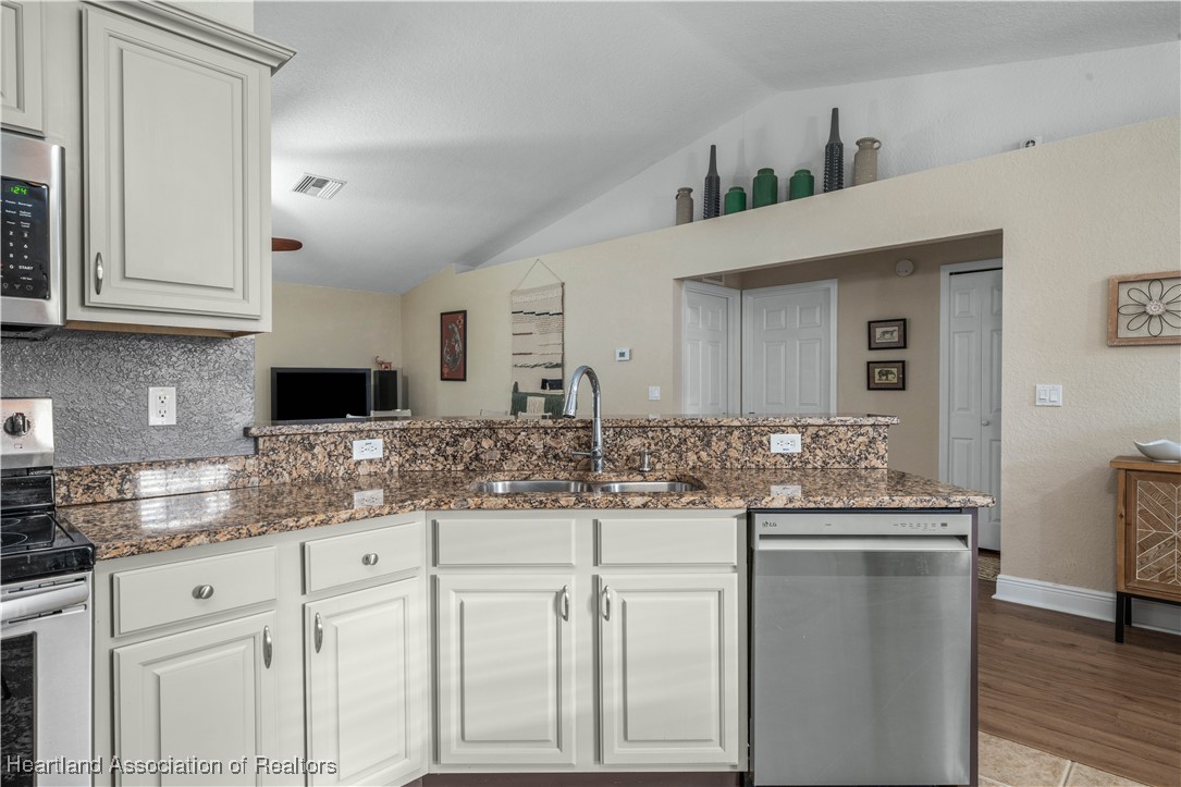 116 Imbros Avenue NE