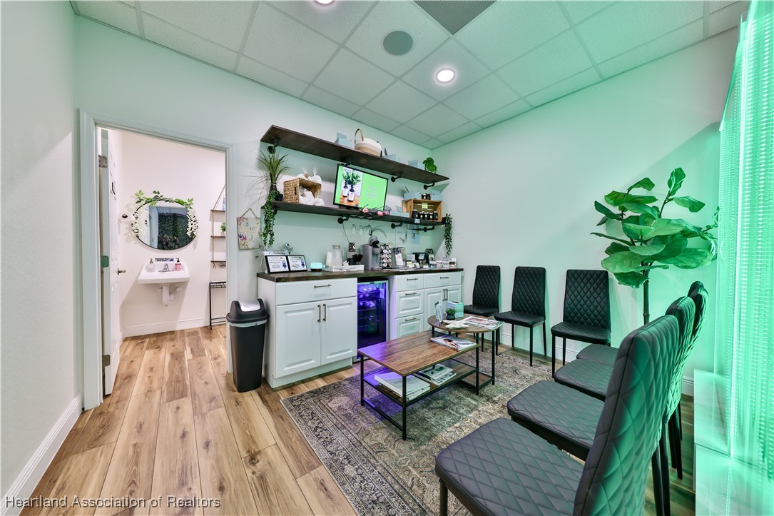 1570 Lakeview Drive 100