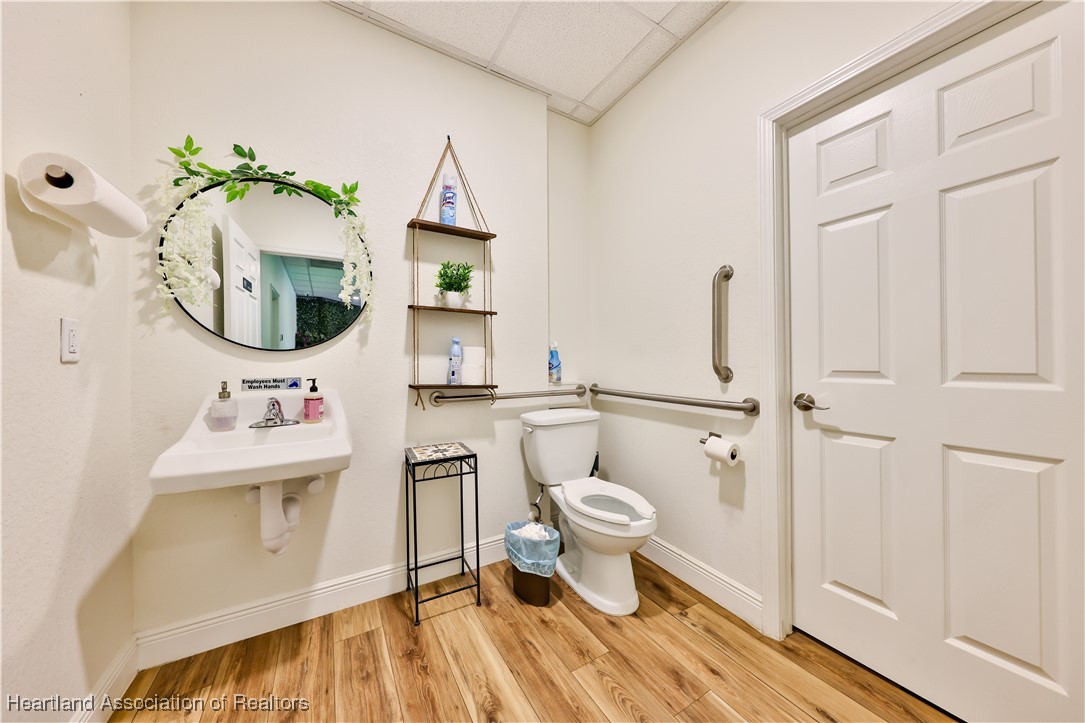 1570 Lakeview Drive 100