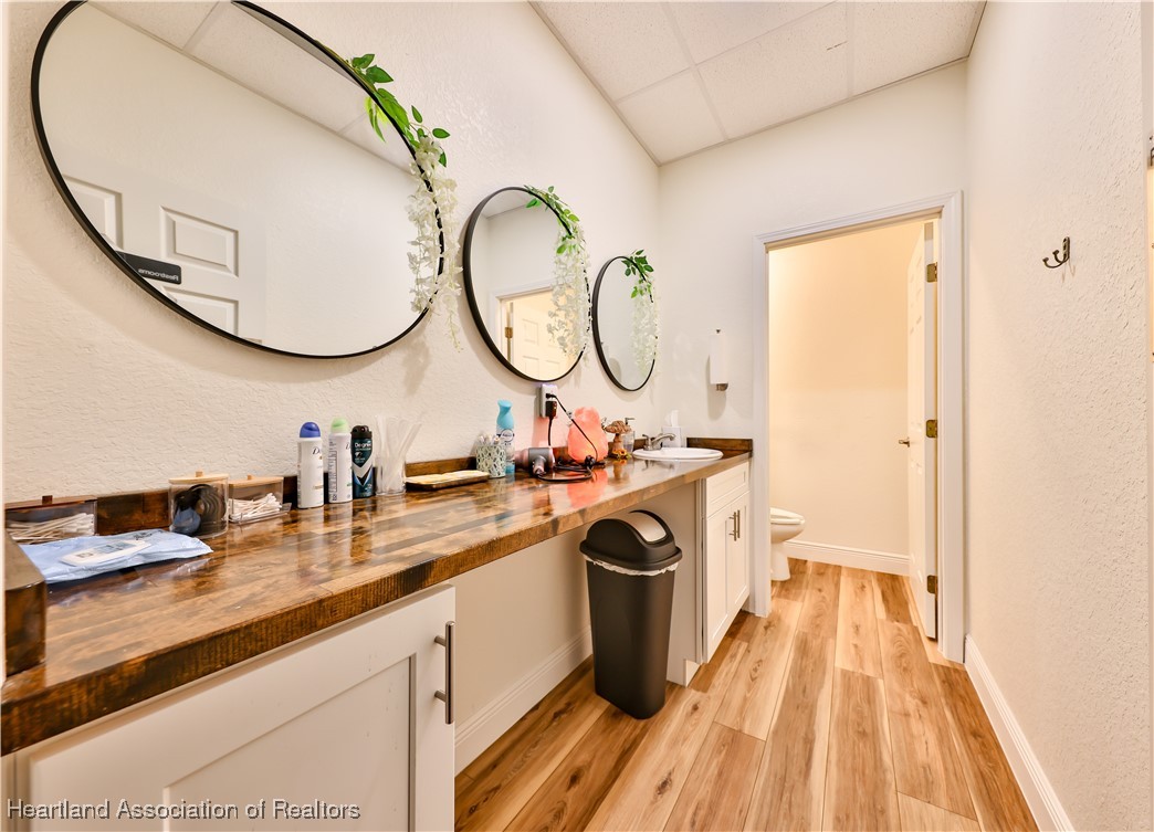 1570 Lakeview Drive 100