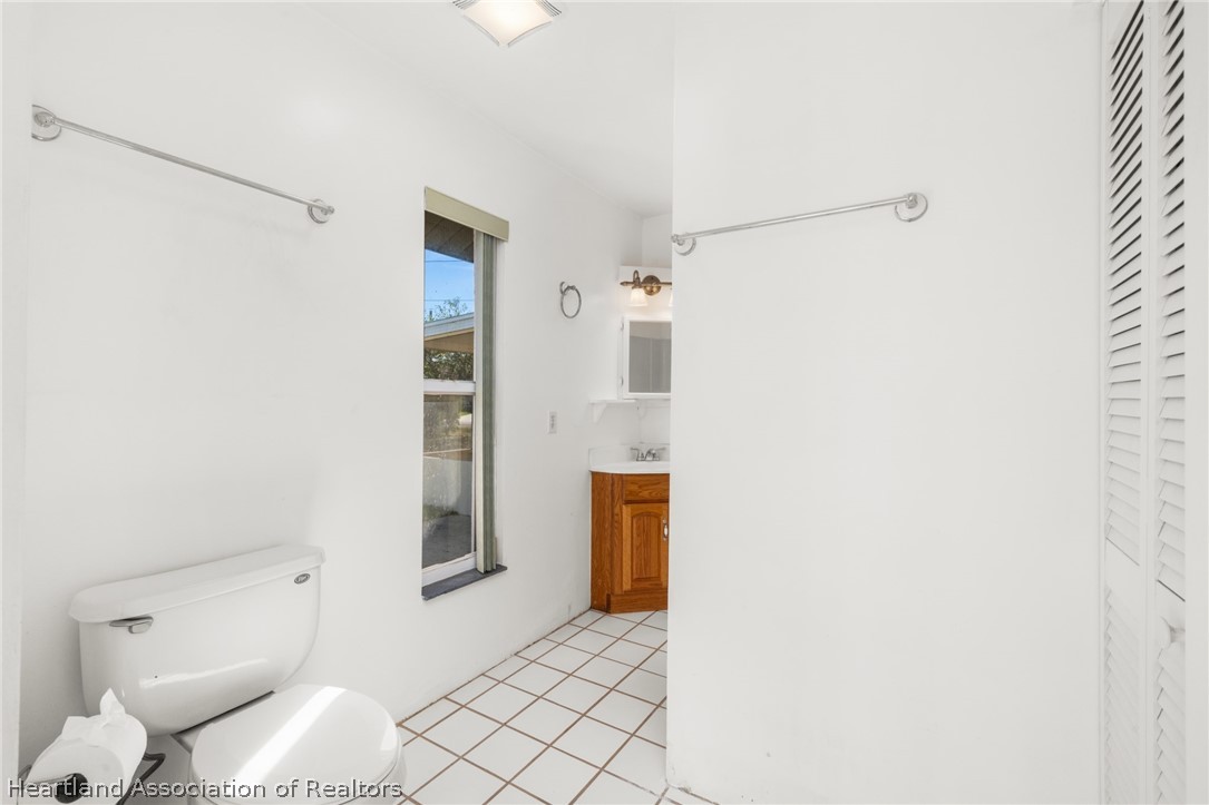 1273 Woodbury Avenue