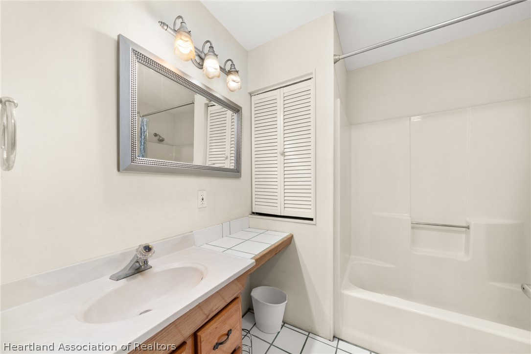 1273 Woodbury Avenue