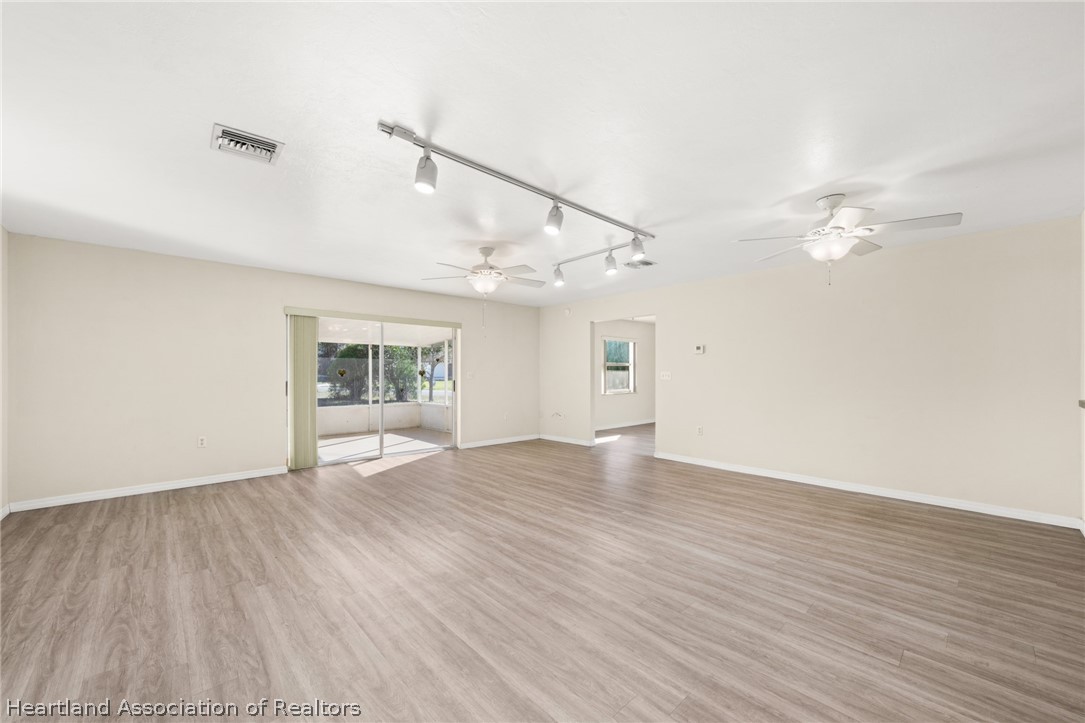 1273 Woodbury Avenue