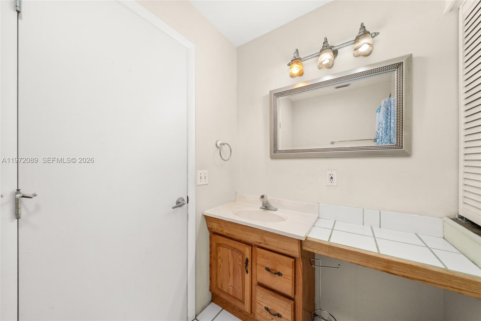 1273 Woodbury Avenue