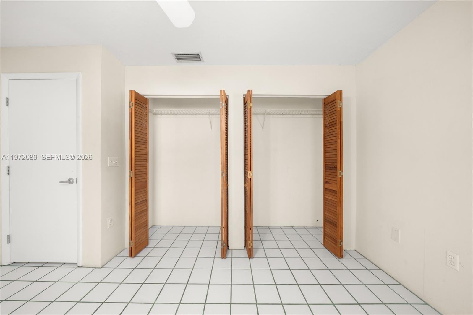 1273 Woodbury Avenue