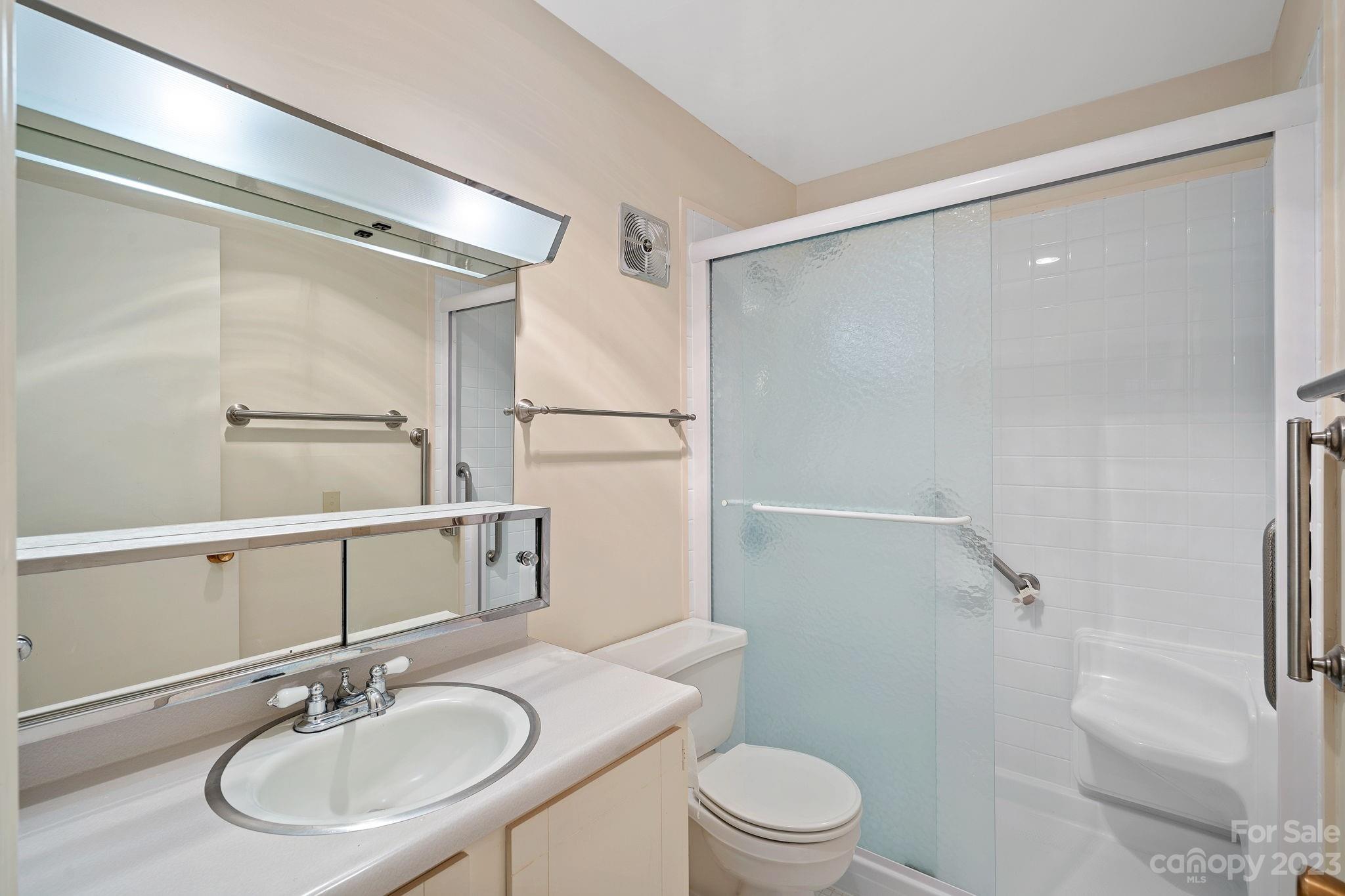 1323 Queens Road Unit: 304
