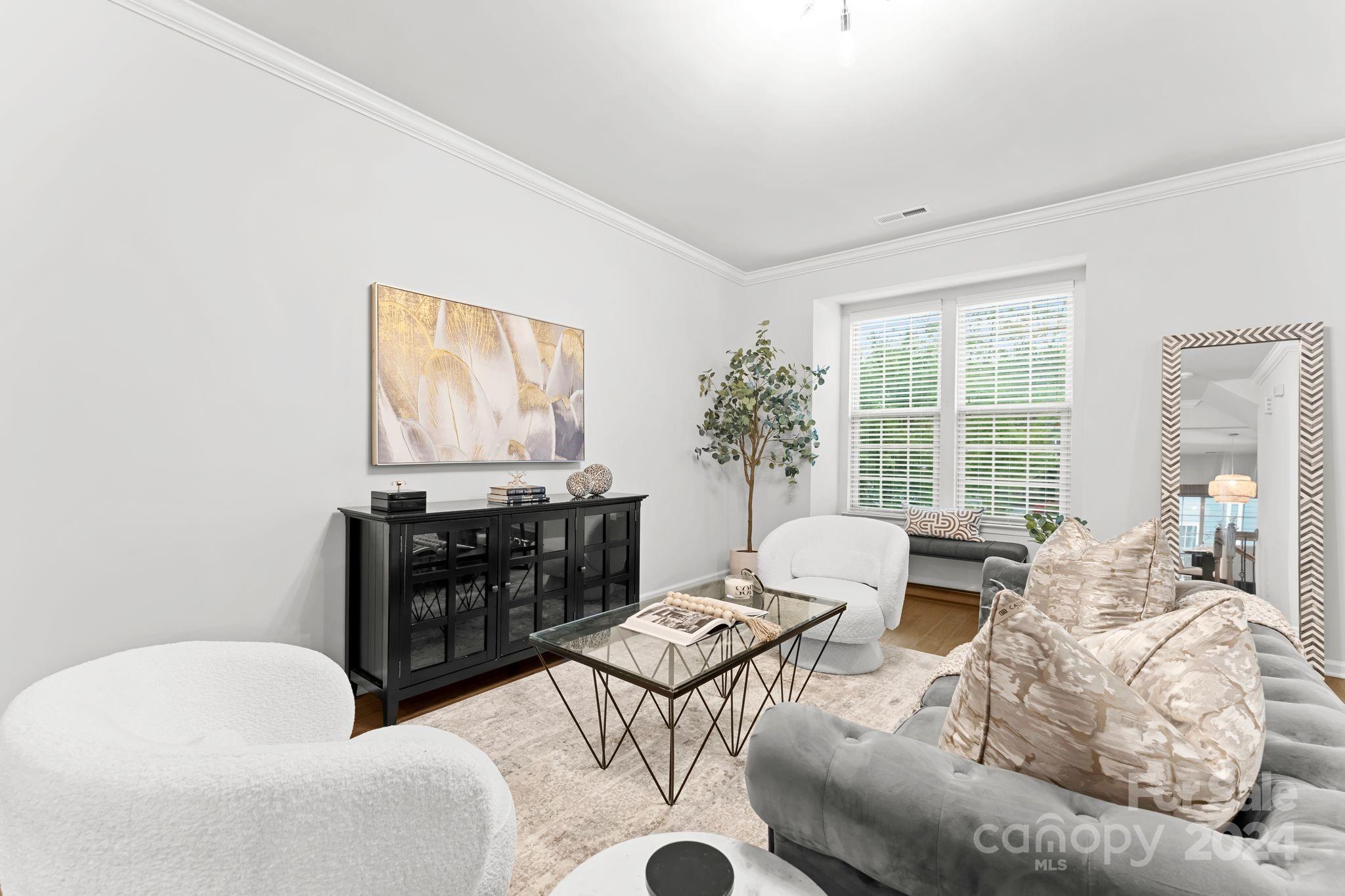 1233 Queen Lyon Court