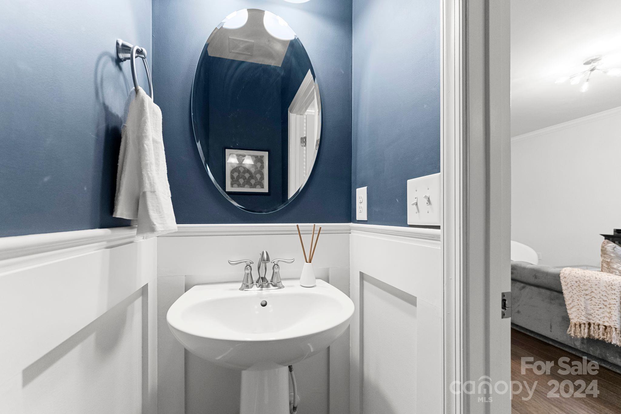 1233 Queen Lyon Court