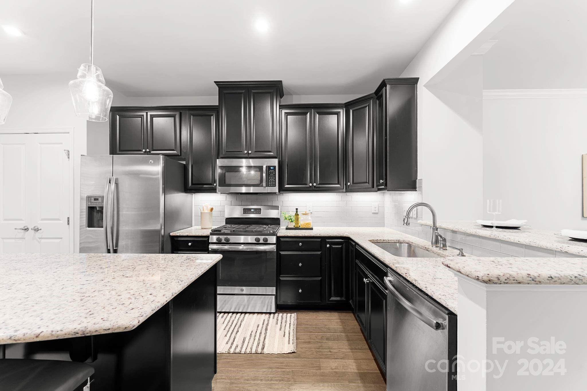 1233 Queen Lyon Court