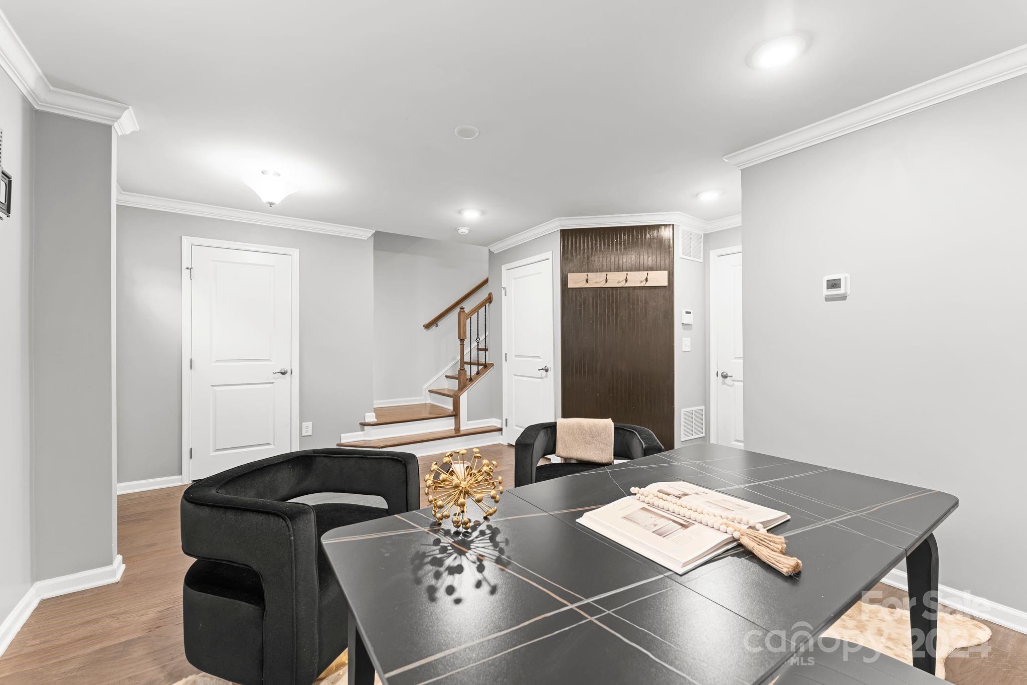 1233 Queen Lyon Court