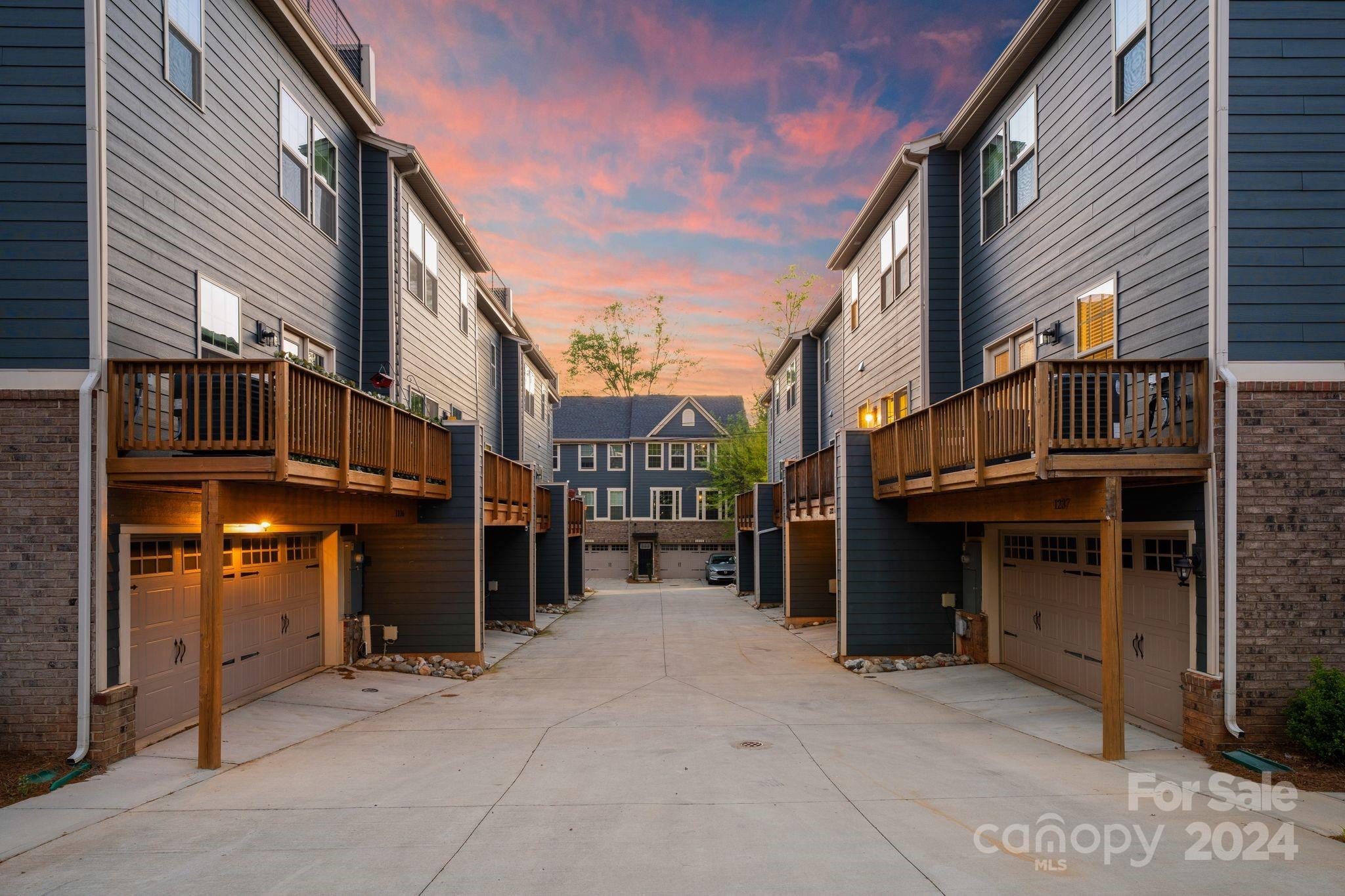 1233 Queen Lyon Court