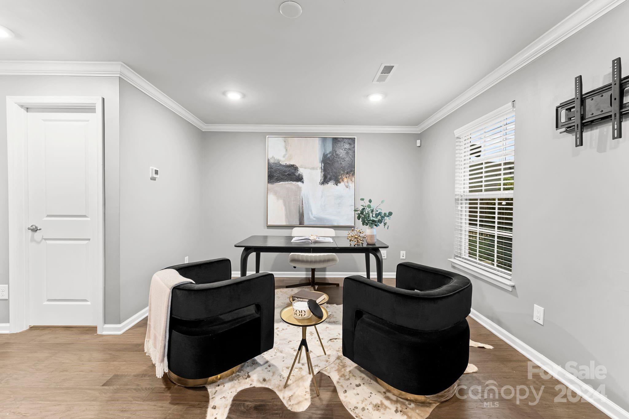 1233 Queen Lyon Court