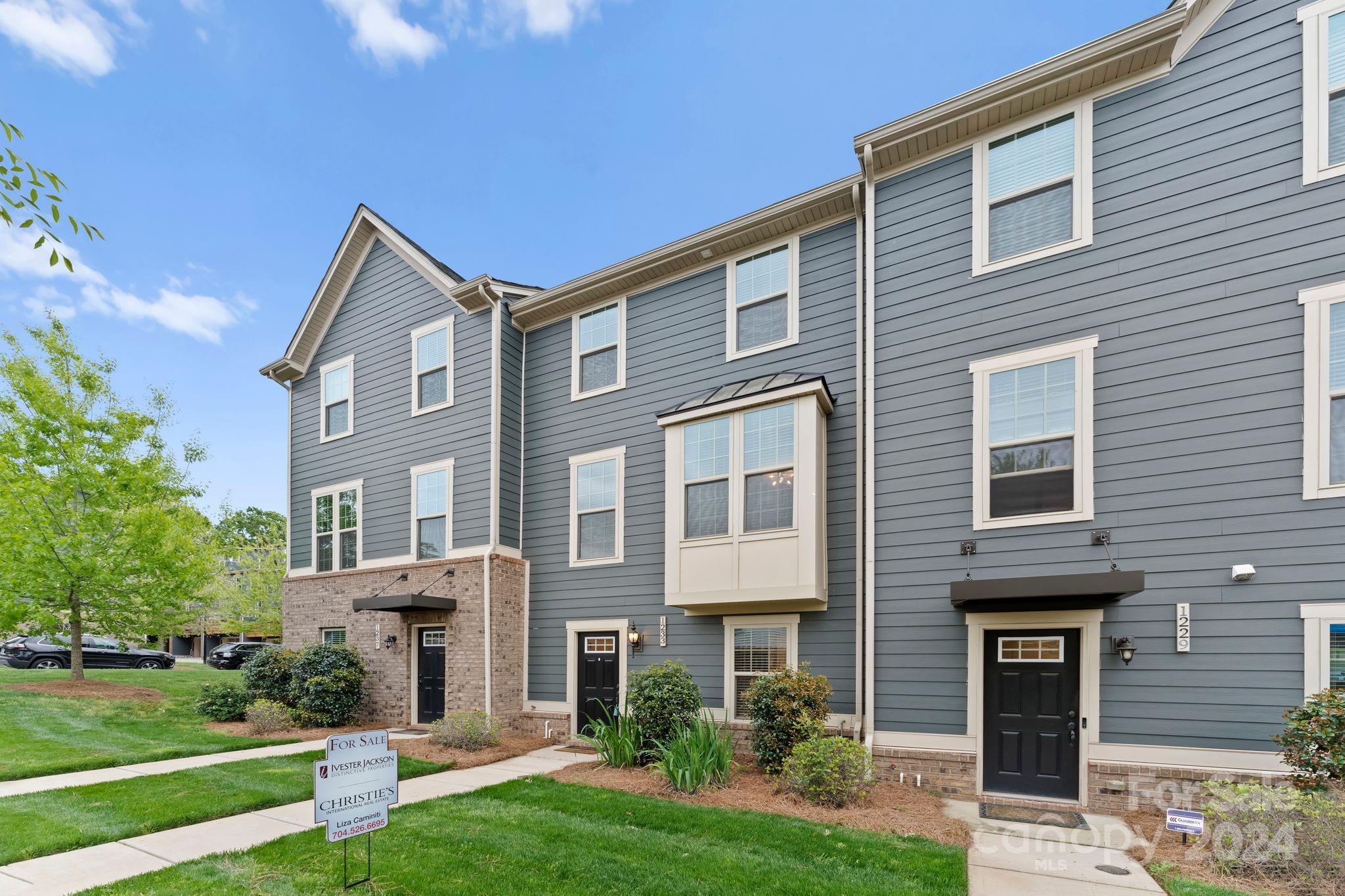 1233 Queen Lyon Court
