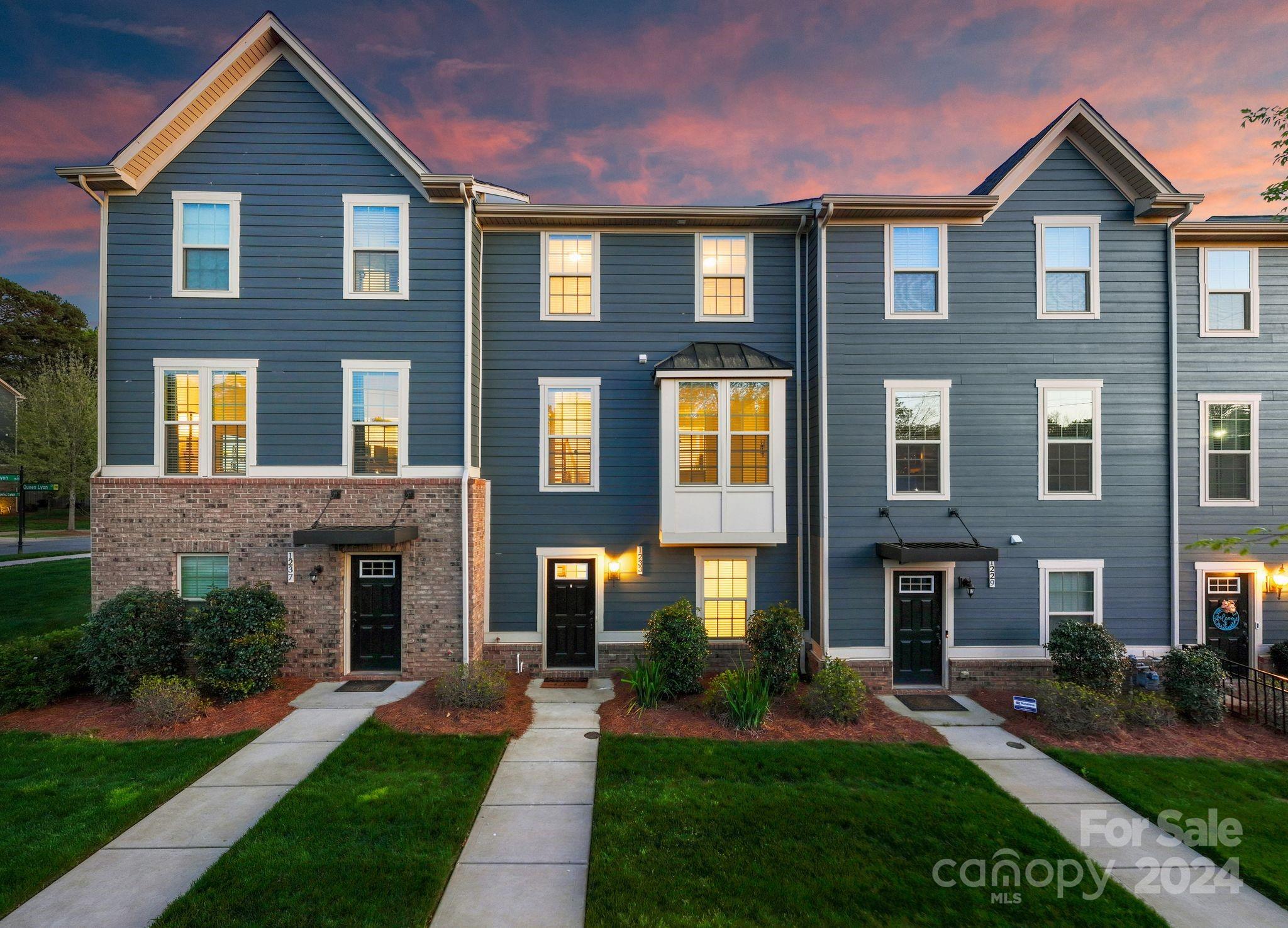 1233 Queen Lyon Court