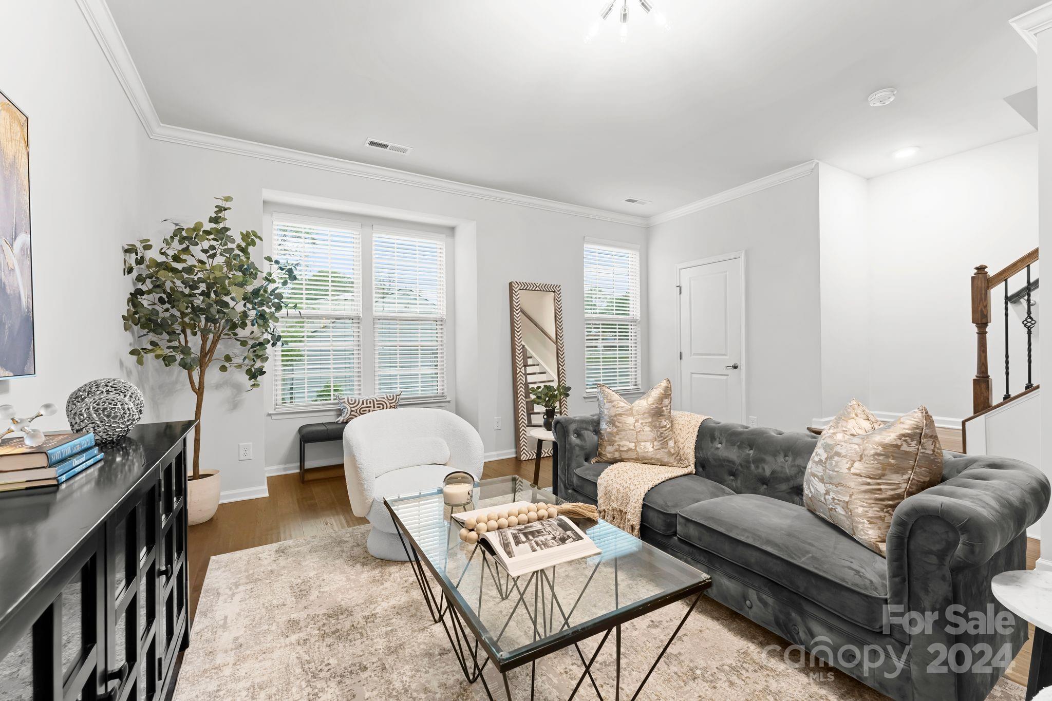 1233 Queen Lyon Court