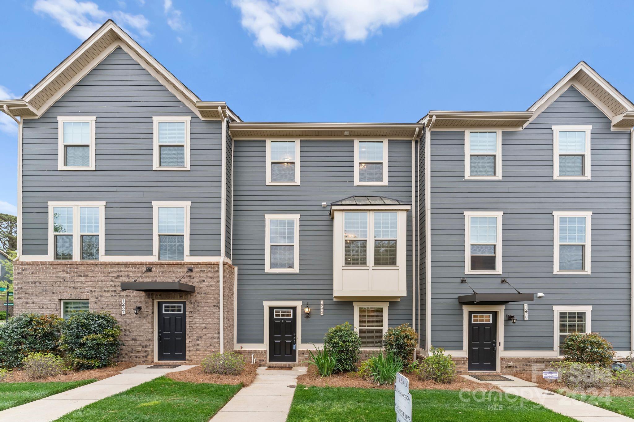 1233 Queen Lyon Court