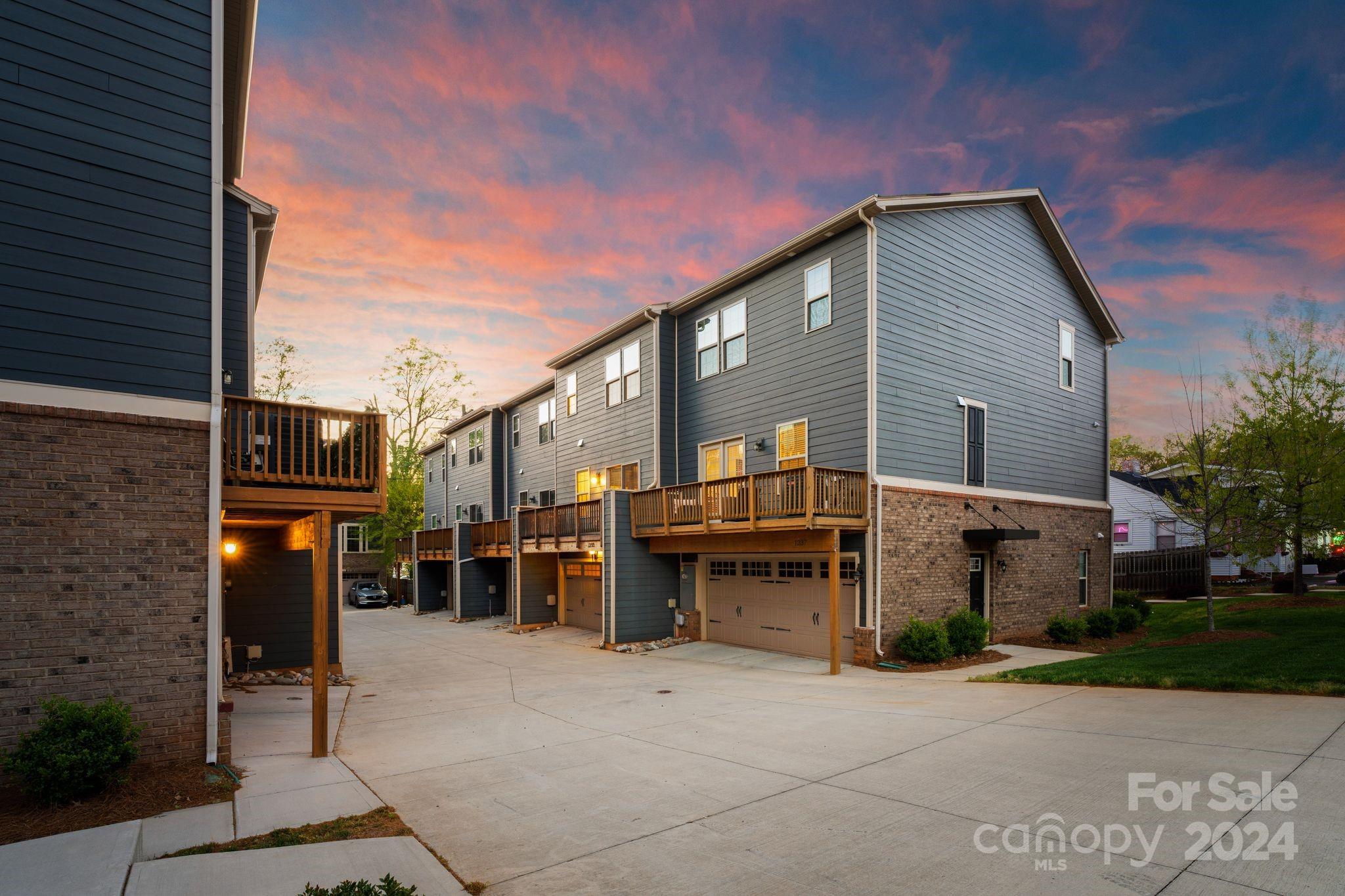 1233 Queen Lyon Court
