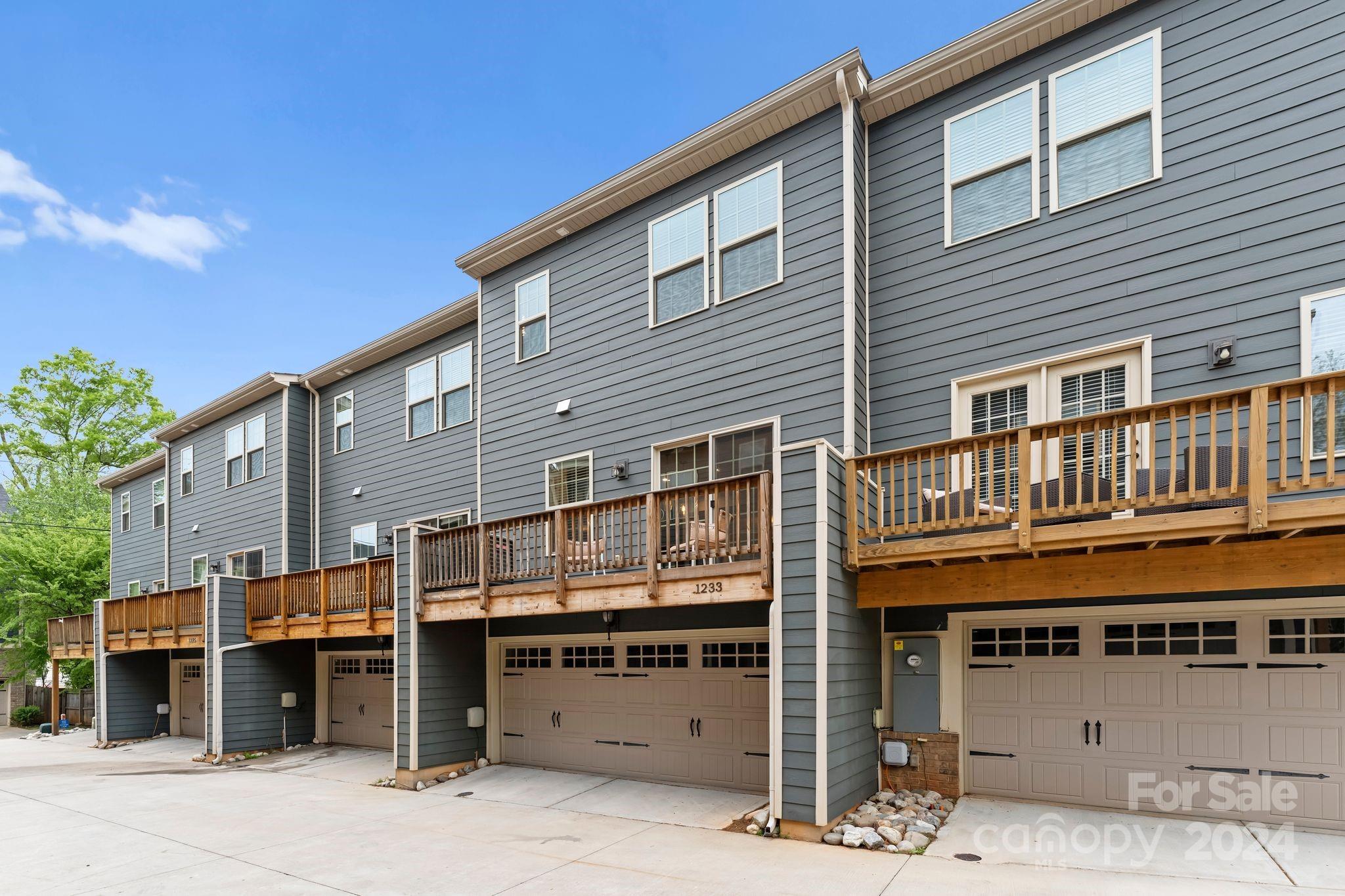 1233 Queen Lyon Court