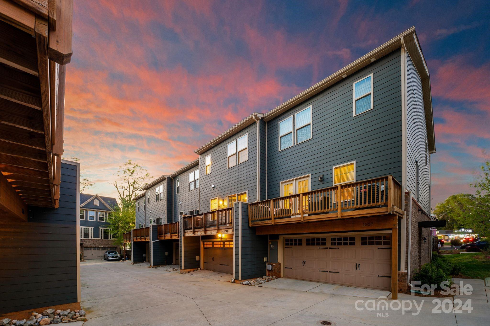 1233 Queen Lyon Court