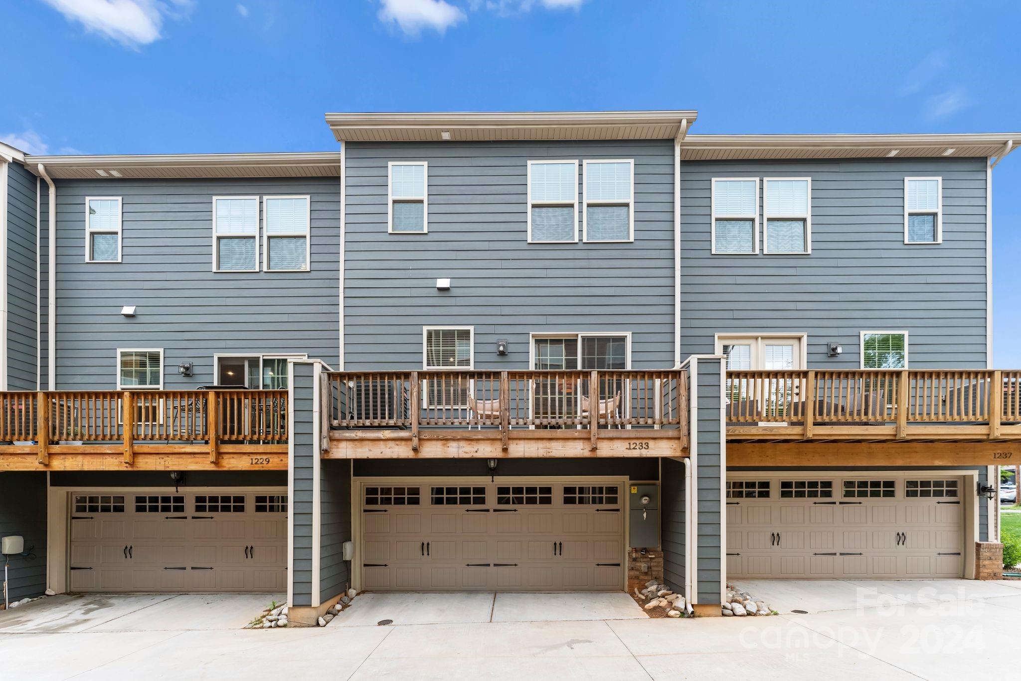 1233 Queen Lyon Court