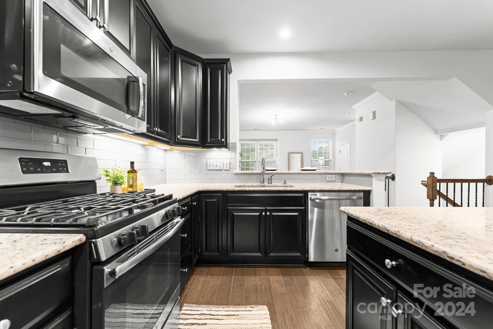 1233 Queen Lyon Court