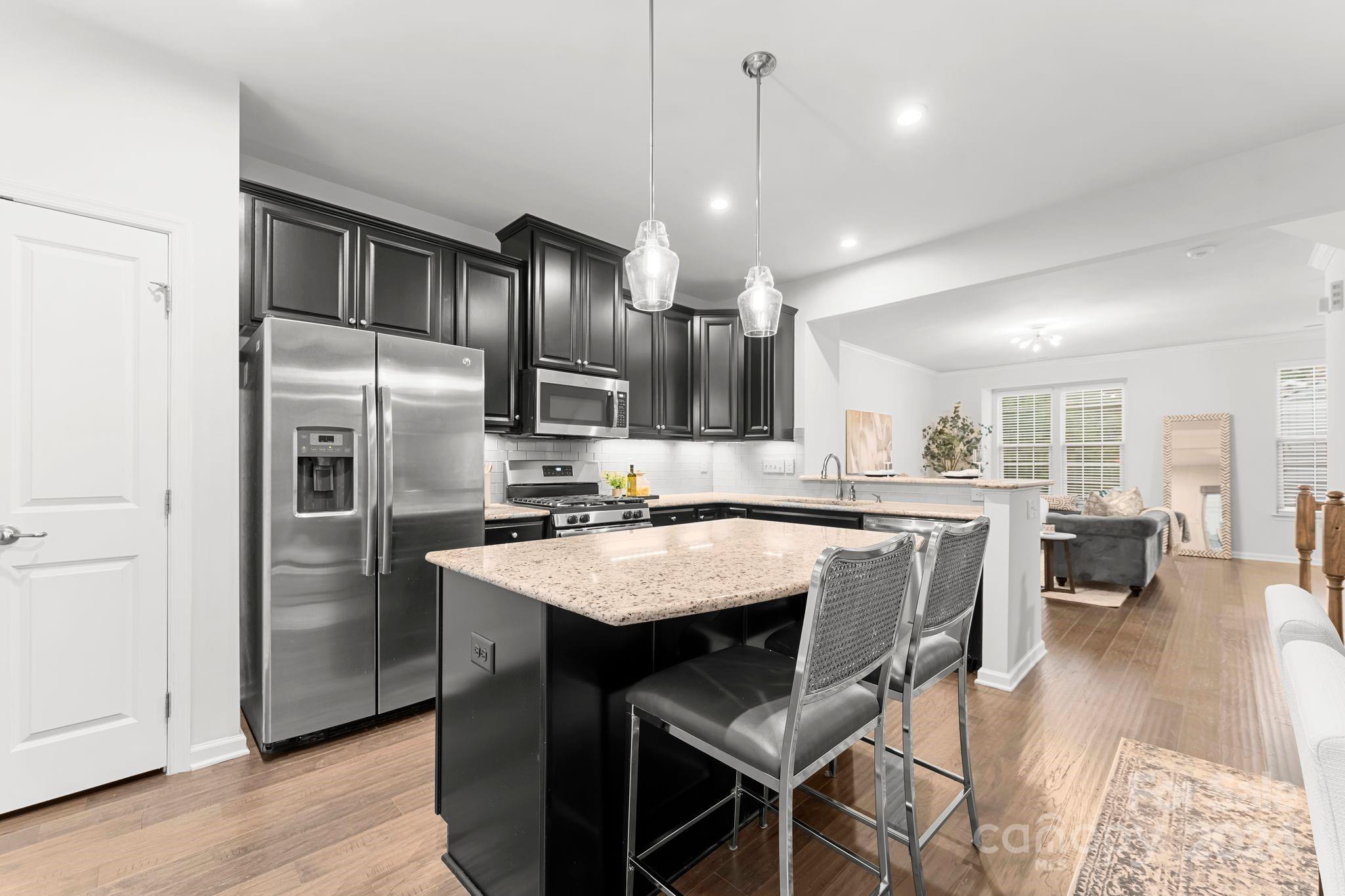 1233 Queen Lyon Court