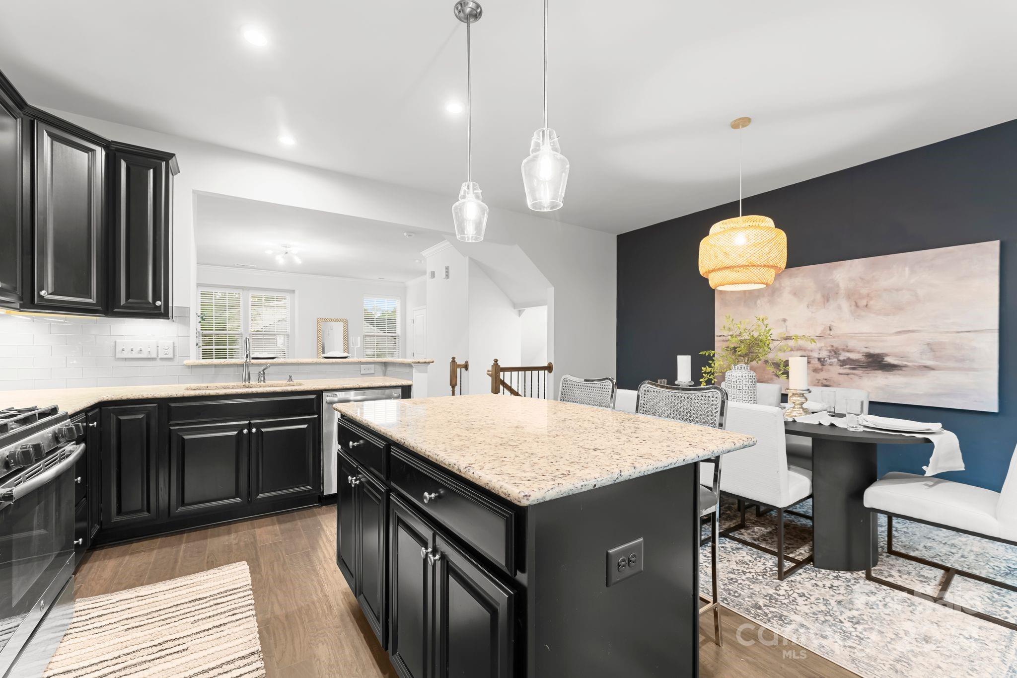 1233 Queen Lyon Court